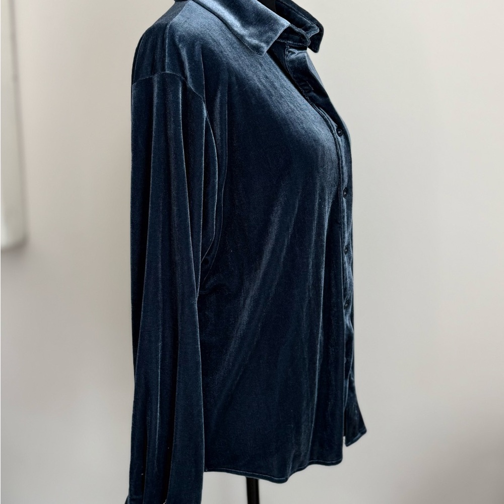 Chic Navy Velvet Blouse